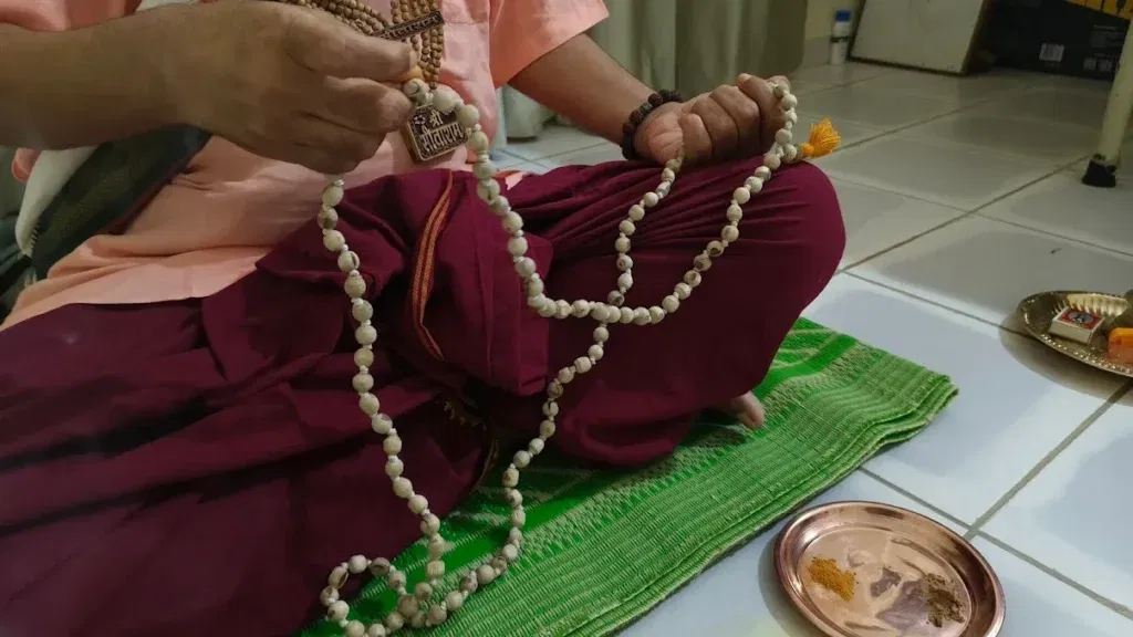 Shri Damodar Dasji Maharaj Charging and Activating a Mala for a Seeker (on who needs the chanrged Mala)